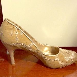 Steve Madden beige shoes with a little bow